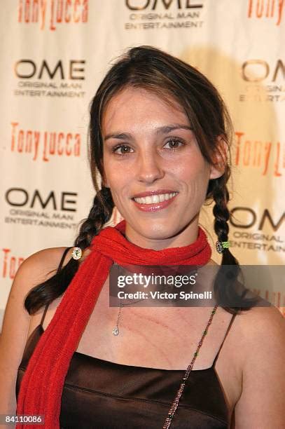 399 Amy Jo Johnson Photos & High